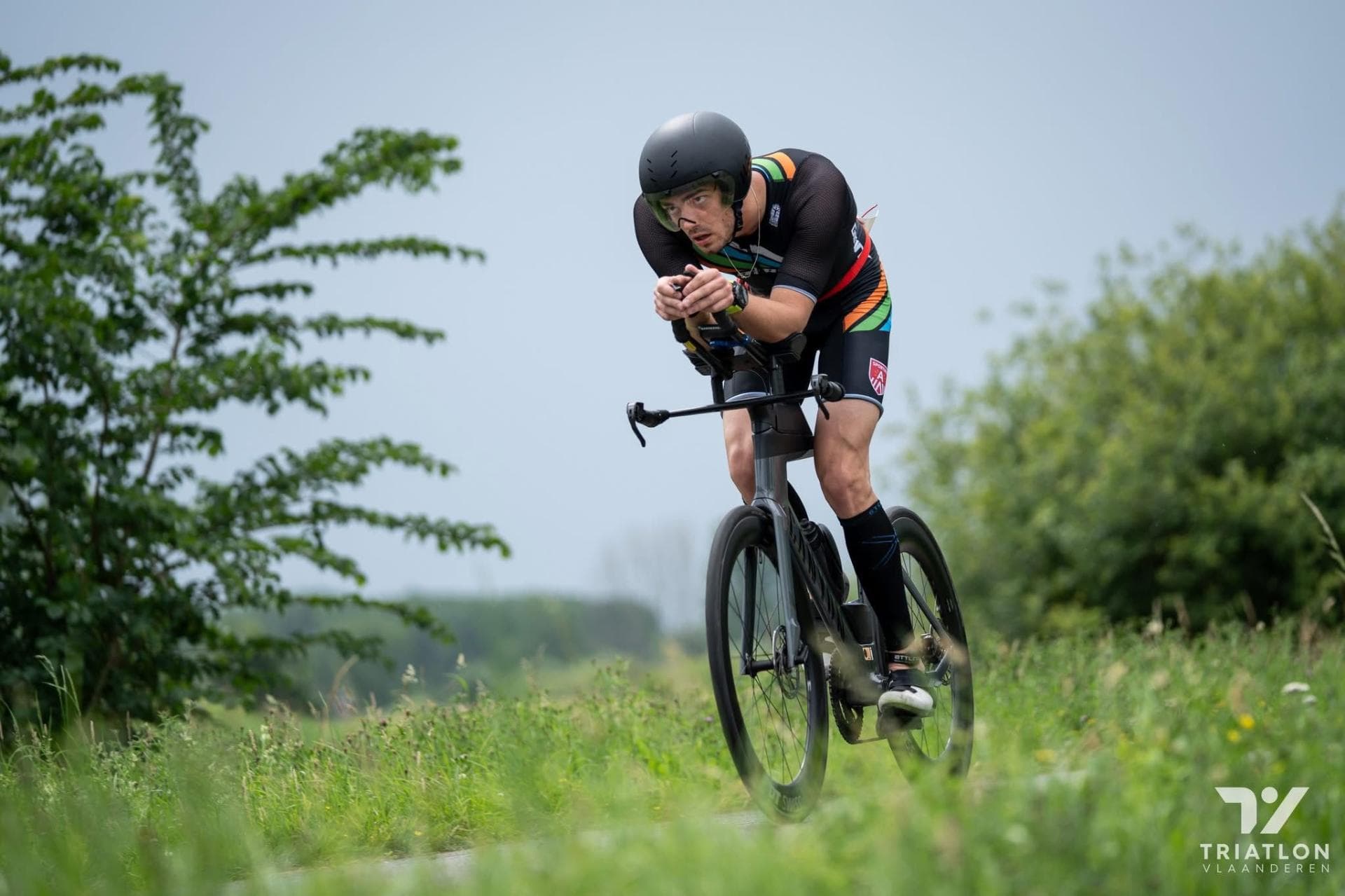 Gaëtan Aerts op de fiets tijdens een triatlonwedstrijd